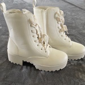 Adorable lace up boots!